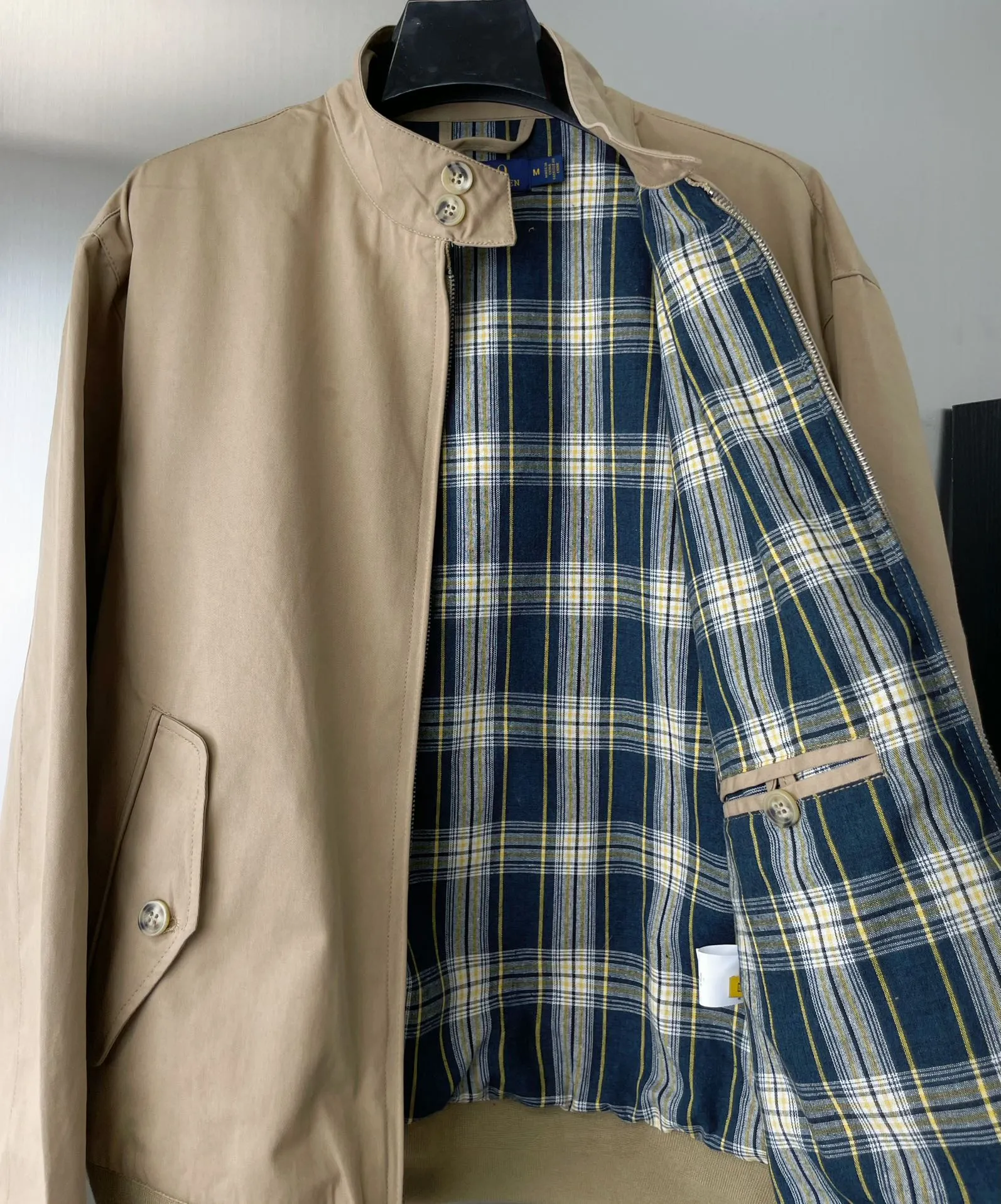 P350 model number: R05 Ralph Lauren unisex old-money style veteran stand-up collar workwear Harrington jacket. The embroidery on the chest is all original data. The embroidery technology of German Oman embroidery fiber is very particular. It uses Japanese Tajima machine to ensure the embroidery is exquisite and three-dimensional. That is what I said is different from what is on the market. Regarding the workmanship, the version is a loose version and can be used by boys and girls!! The fabric is a double-layer shin bone feeling, full of weight! It's not as heavy as a regular jacket, and the ordinary cotton material feels really different. This one is super comfortable, soft and stylish, and has a green plaid interior that has a retro movie fashion feel! The fit is loose but not baggy. The size is just right and not picky. The dropped shoulder design modifies the shoulders without making them look bulky. This silhouette is a style that will never go out of style after being worn for a long time. The upper body is also very durable and recognizable. The loose and reasonable version can be worn by both men and women. It is easy to create a clean and refreshing boyish look. Color#Khaki Size#M L XL XXL Length: 68/70/72/74 Bust: 122/126/130/134 Shoulder width: 53/54/55/56 Sleeve length: 65/66/67/68